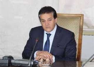 وزير التعليم العالي يستعرض تقريرًا حول دعم مدينة الأبحاث العلمية لقطاع الصناعة في مصر