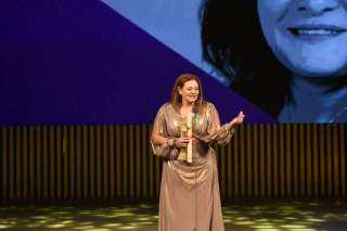 كاملة أبو ذكري تحصد جائزة ”فاتن حمامة للتميز ” بالدورة الـ44 لمهرجان القاهرة السينمائي الدولي