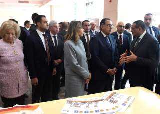 رئيس الوزراء يتفقد جناح وزارة التنمية المحلية بمعرض القاهرة الدولي للكتاب